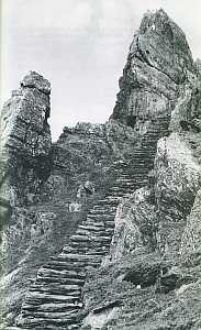 Skellig steps below monastery mainland